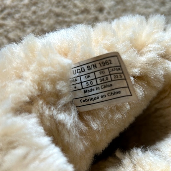 UGG Women's Bailey Button Triplet Winter Boot. Size 4.0. Chestnut - Picture 5 of 6